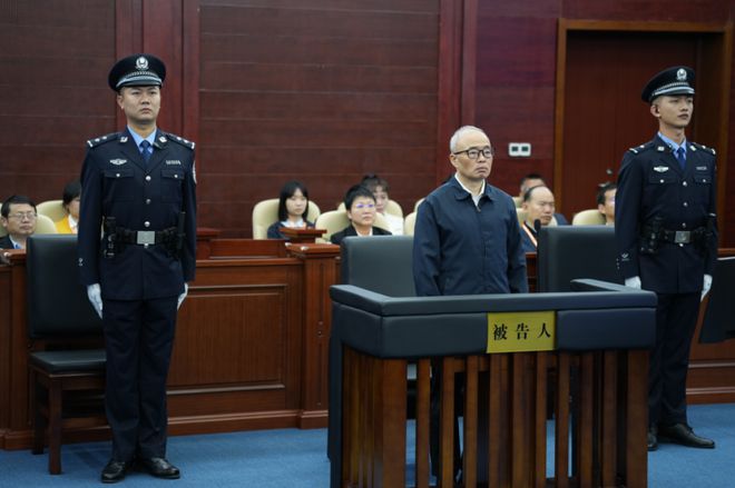 河内1.5分彩：李晓鹏，获刑15年，罚600万元！他担任大型金融央企“一把手”多年，其前任被判12年